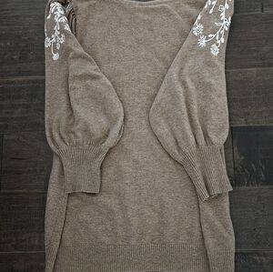 Rain + Rose Women's Embroidered Sweater - sz lg